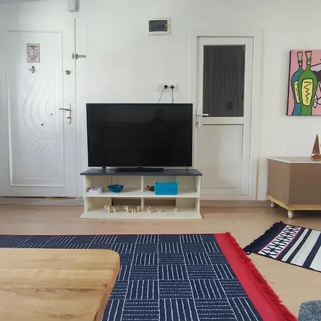 Central, Cozy, 15 Min Walk To The Beach, Fast Wi-fi, Free Parking, 4ppl Lägenhet