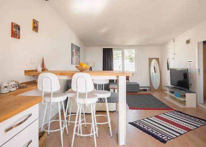 Central, Cozy, 15 Min Walk To The Beach, Fast Wi-fi, Free Parking, 4ppl *