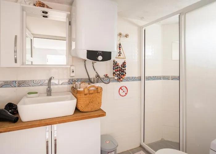 Central, Cozy, 15 Min Walk To The Beach, Fast Wi-fi, Free Parking, 4ppl * Bodrum