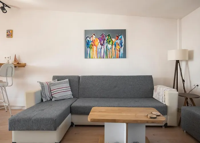 Lägenhet Central, Cozy, 15 Min Walk To The Beach, Fast Wi-fi, Free Parking, 4ppl *