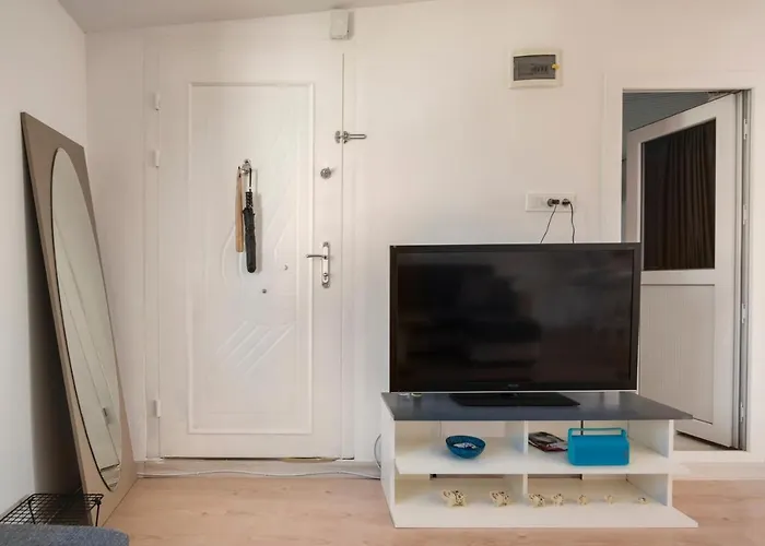 Central, Cozy, 15 Min Walk To The Beach, Fast Wi-fi, Free Parking, 4ppl Bodrum