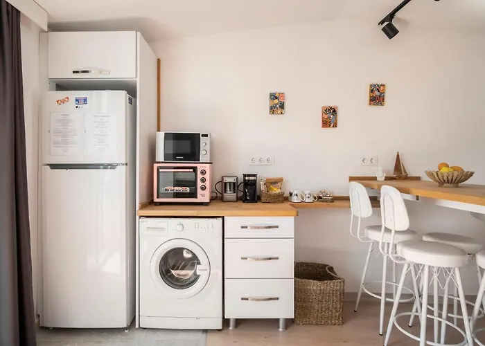 Lägenhet Central, Cozy, 15 Min Walk To The Beach, Fast Wi-fi, Free Parking, 4ppl