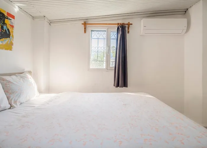 Apartment Central, Cozy, 15 Min Walk To The Beach, Fast Wi-fi, Free Parking, 4ppl