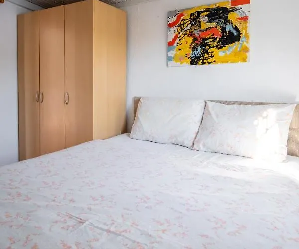 Lägenhet Central, Cozy, 15 Min Walk To The Beach, Fast Wi-fi, Free Parking, 4ppl