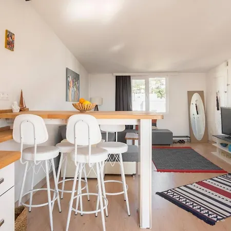 Central, Cozy, 15 Min Walk To The Beach, Fast Wi-fi, Free Parking, 4ppl *