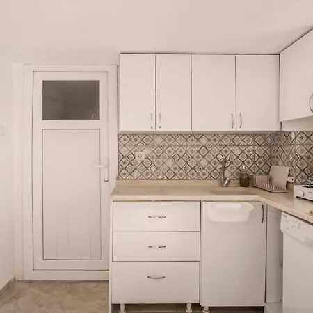 Central, Cozy, 15 Min Walk To The Beach, Fast Wi-fi, Free Parking, 4ppl Bodrum