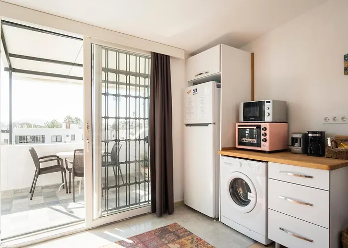Appartamento Central, Cozy, 15 Min Walk To The Beach, Fast Wi-fi, Free Parking, 4ppl