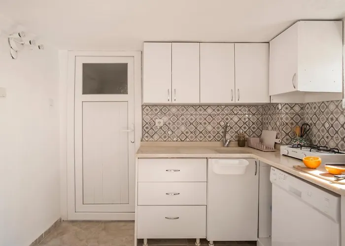 Central, Cozy, 15 Min Walk To The Beach, Fast Wi-fi, Free Parking, 4ppl Bodrum