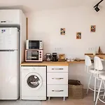 Апартаменты Central, Cozy, 15 Min Walk To The Beach, Fast Wi-fi, Free Parking, 4ppl
