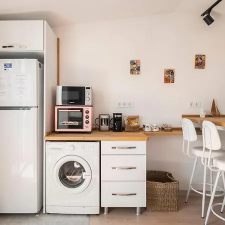 Apartmán Central, Cozy, 15 Min Walk To The Beach, Fast Wi-fi, Free Parking, 4ppl